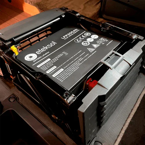 Batería Litio Eleksol 12.8V 200Ah LFP200BTBA Bajo Asiento